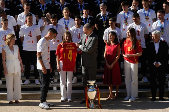 epa11480275 Spain&#039;s King Felipe VI (C), Queen Letizia (3-R), Princess Leonor (3-L) and Infanta Sofia (2-R) pose for the photographers during the reception of Spain&#039;s national soccer team fol ...