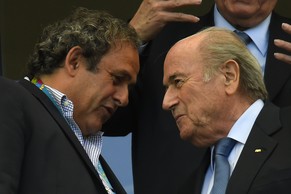 Platini (links) wird Blatter den Sitz nicht streitig machen.