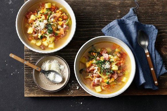 Minestrone ticinese mit Cotechino.