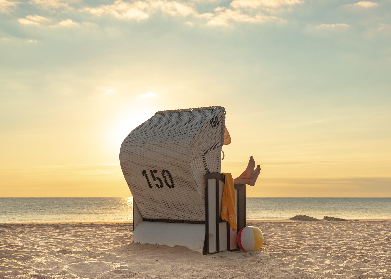 Ab an den Strand: Mit dem Nachtzug können Reisende direkt an die Ostsee fahren.