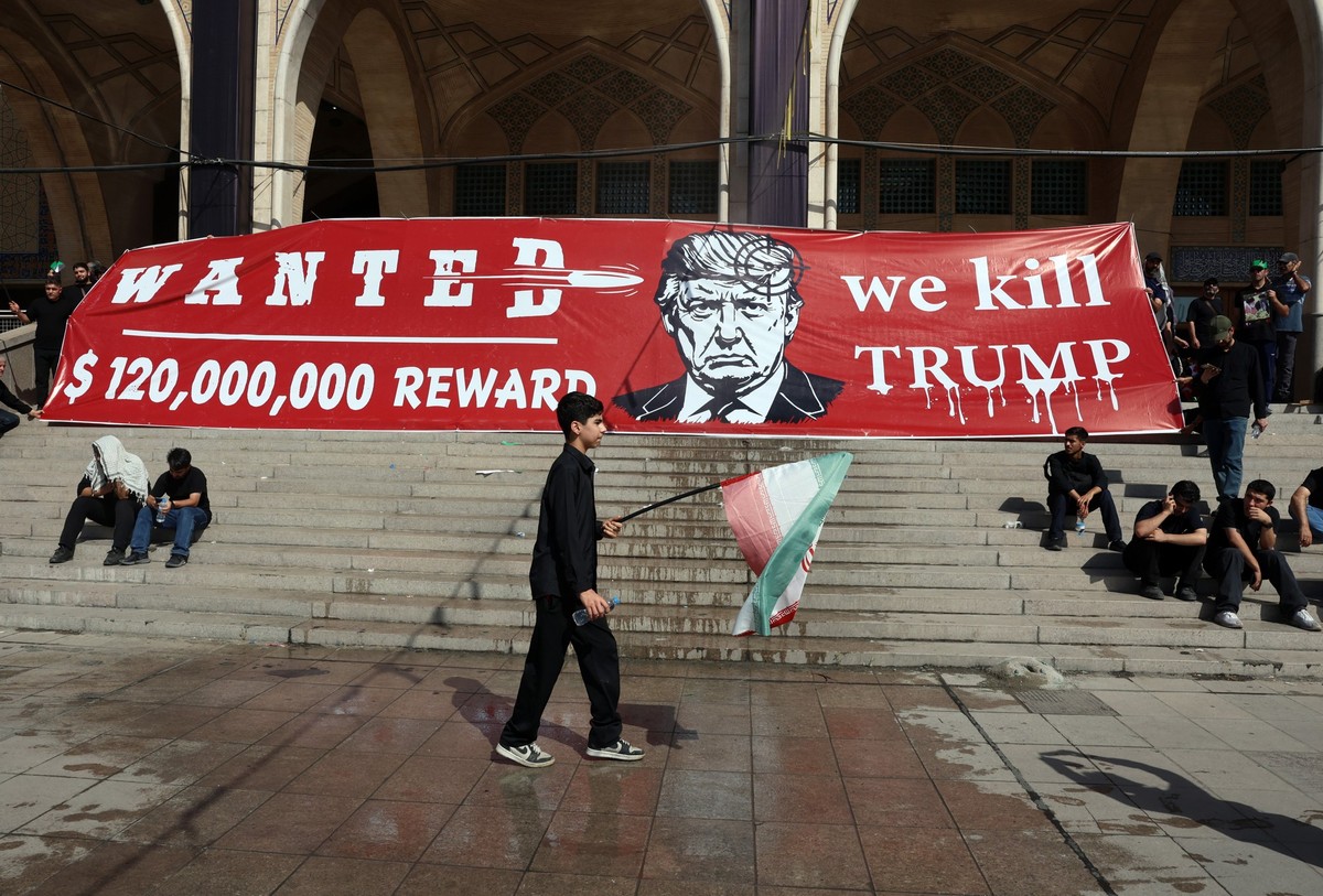 epa13088373 Iranians hold an anti Trump banner as they take part in a mass prayer for late Iranian supreme leader Ayatollah Ali Khamenei during a farewell ceremony ahead of his funeral at the grand Mo ...