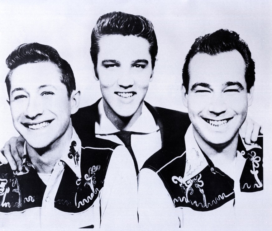 UNSPECIFIED - JANUARY 01: (AUSTRALIA OUT) Photo of Scotty MOORE and Elvis PRESLEY and Bill BLACK; Group portrait L-R Scotty Moore, Elvis Presley and Bill Black (Photo by GAB Archive/Redferns)