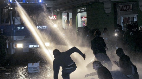 Mit dem Einsatz mehrerer Wasserwerfer beendet die Polizei am fruehen Sonntagmorgen, 13. September 2009, das Schanzenfest im Schanzenviertel in Hamburg. Nach dem Strassenfest hatten mehrere Hundert Per ...