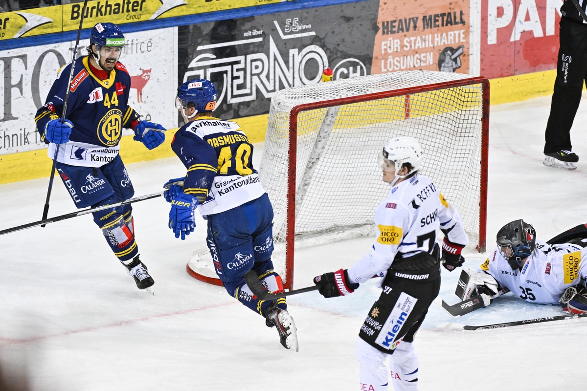 Davos' Matej Stransky, links, und Dennis Rasmussen, bejubeln dessen 2-0 gegen Gotterons Torhueter Connor Hughes, beim Eishockey Spiel der National League zwischen dem HC Davos und dem HC Fribourg ...