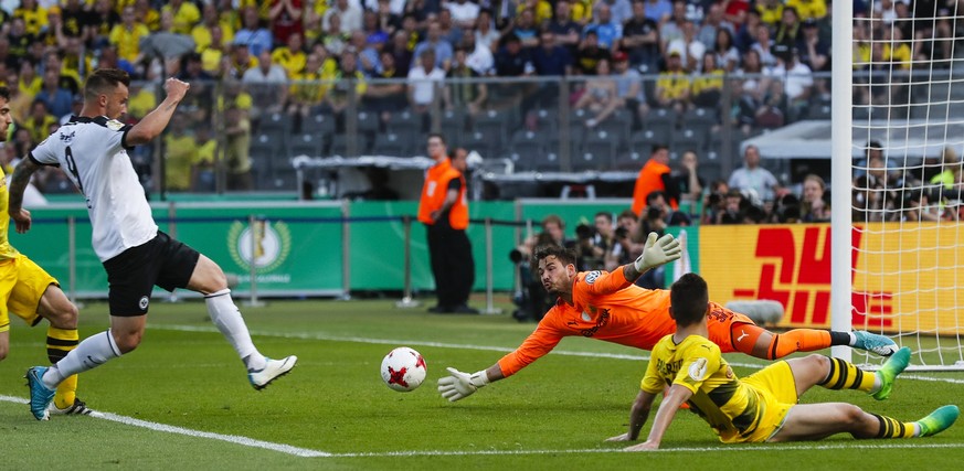 epa05994033 Frankfurt&#039;s Haris Seferovic (L) in action against Dortmund goalkeeper Roman Buerki during the German DFBÂ Cup final soccer match between Eintracht Frankfurt and Borussia Dortmund at t ...