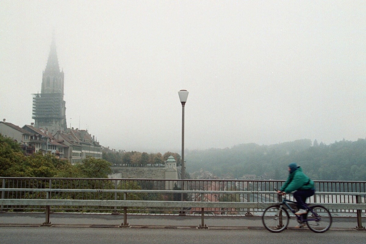 Nebel verdeckt am Sonntagmorgen, 19. Oktober 1997, einen Teil des Muensterturms in Bern. Die graue Decke loeste sich auch am Nachmittag nur zoegerlich auf. (KEYSTONE/Alessandro della Valle)