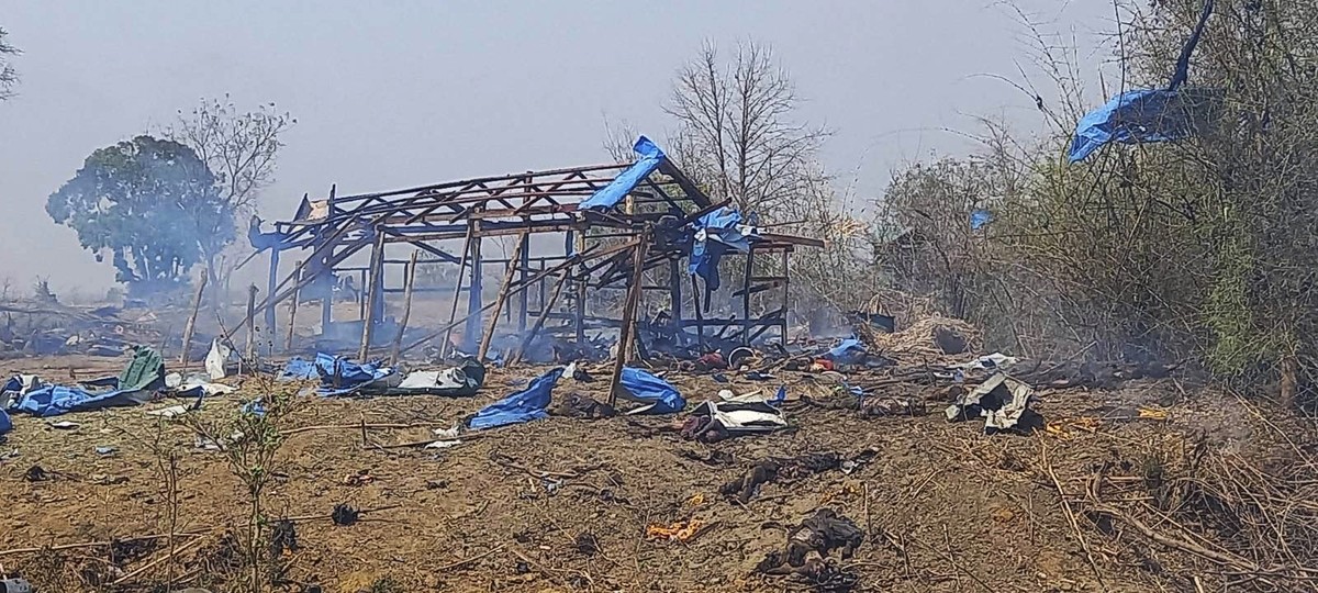Les conséquences d'une frappe aérienne meurtrière dans le village de Pazigyi, en Birmanie, ce mardi.