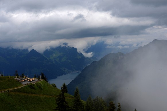 Graue Wolken über dem Stanserhorn.