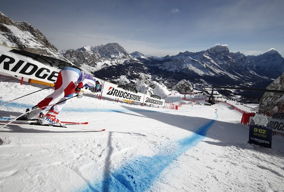 Switzerland&#039;s Michelle Gisin speeds down the course during an alpine ski, women&#039;s World Cup downhill training, in Cortina D&#039;Ampezzo, Italy, Thursday, Jan.18, 2018. (AP Photo/Gabriele Fa ...