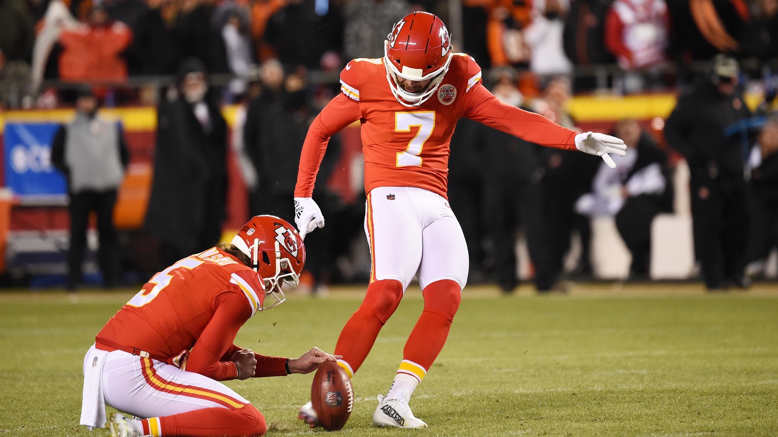 epa10439409 Kansas City Chiefs kicker Harrison Butker (R) kicks a field goal against the Cincinnati Bengals during the first quarter of the AFC Championship game at GEHA Field at Arrowhead Stadium in  ...