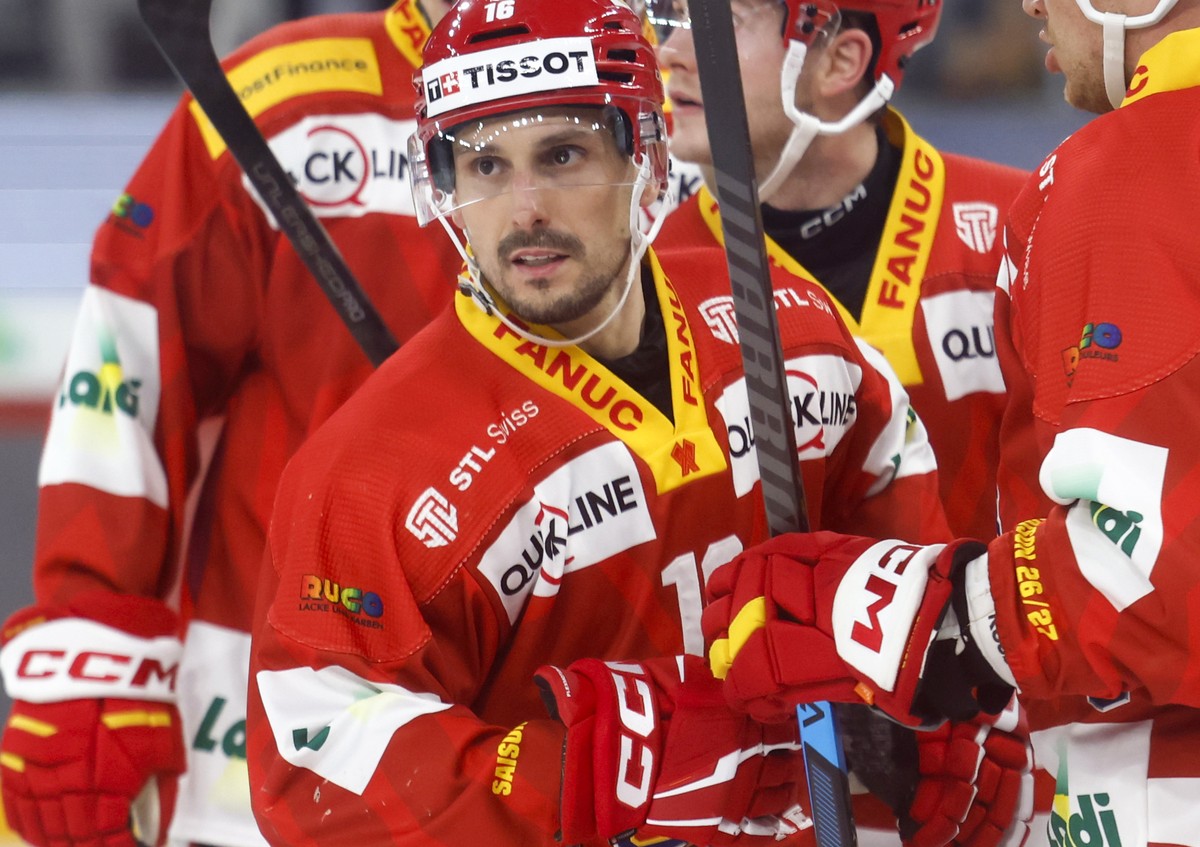 Fabio Hofer (EHCB), vorne, links, jubelt nach seinem Tor zum 4-0 mit seinen Teamkollegen PostFinance Top Scorer Marcus Sylvegard (EHCB), Victor Soederstroem (EHCB), Jeff Skinner (EHCB) und Lias Anders ...