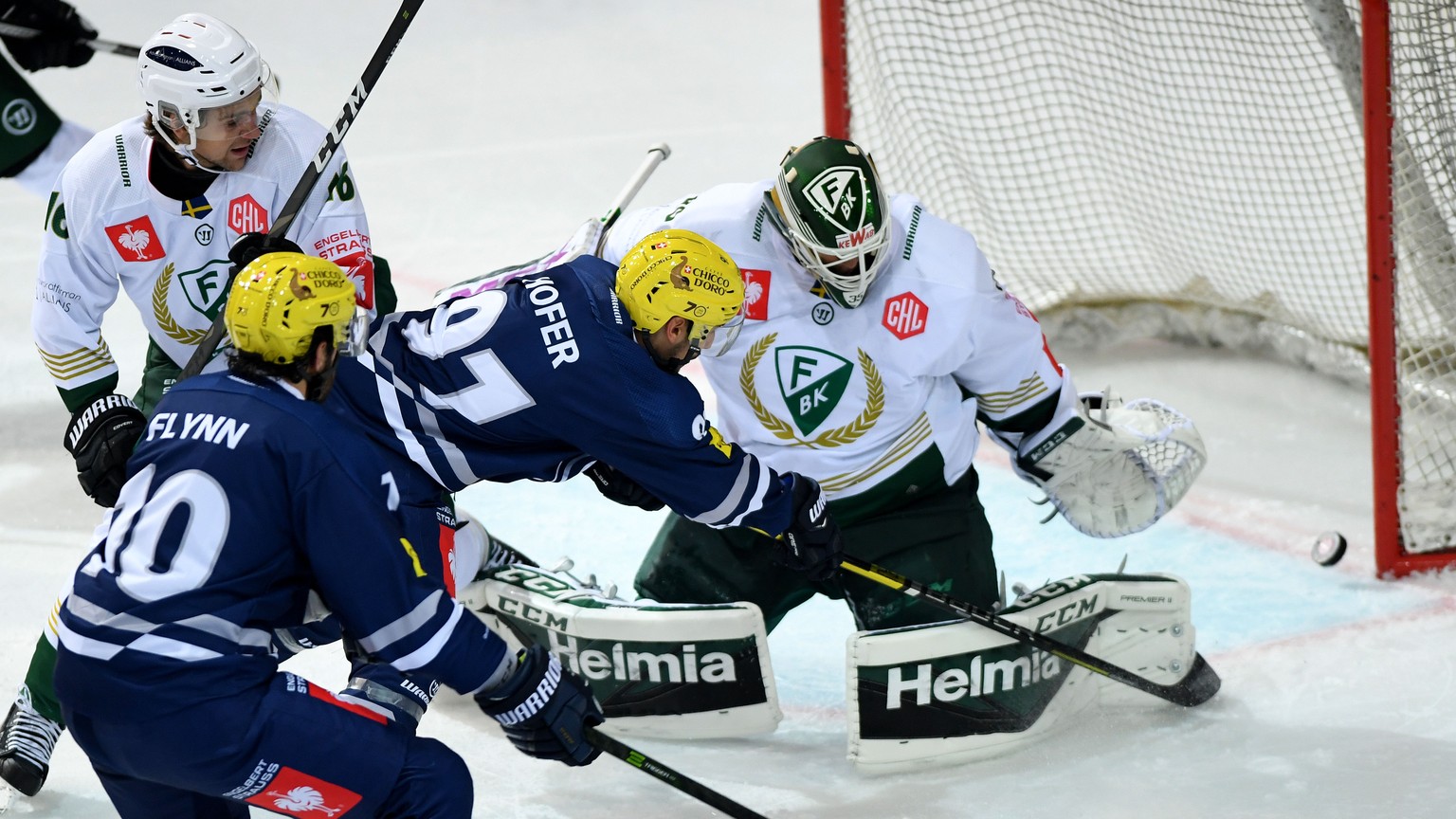 Ambri&#039;s player Fabio Hofer center, scores the 1-0 goal, during the round game of Champions Hockey League between HC Ambri Piotta and BK Faerjestads at the ice stadium Valascia in Ambri, Switzerla ...