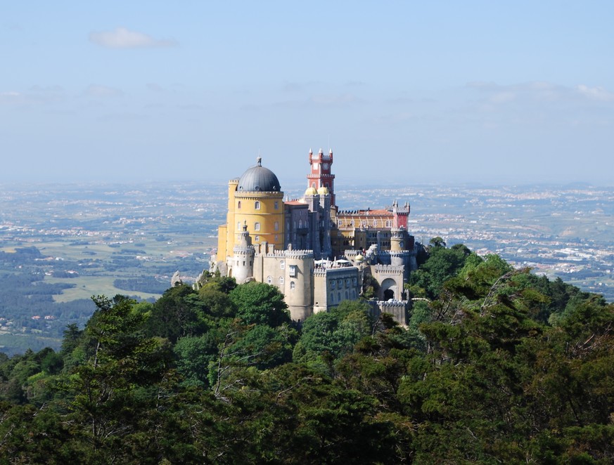 Der&nbsp;Palácio Nacional da Pena ist eines der eindrücklichsten Gebilde der Gegend.