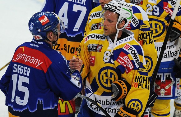 Shakehands zwischen dem Zuercher Mathias Seger, links, und dem Davoser Reto von Arx, rechts, nach dem siebten Playoff-Viertelfinalspiel der National League A zwischen den ZSC Lions und dem HC Davos, a ...