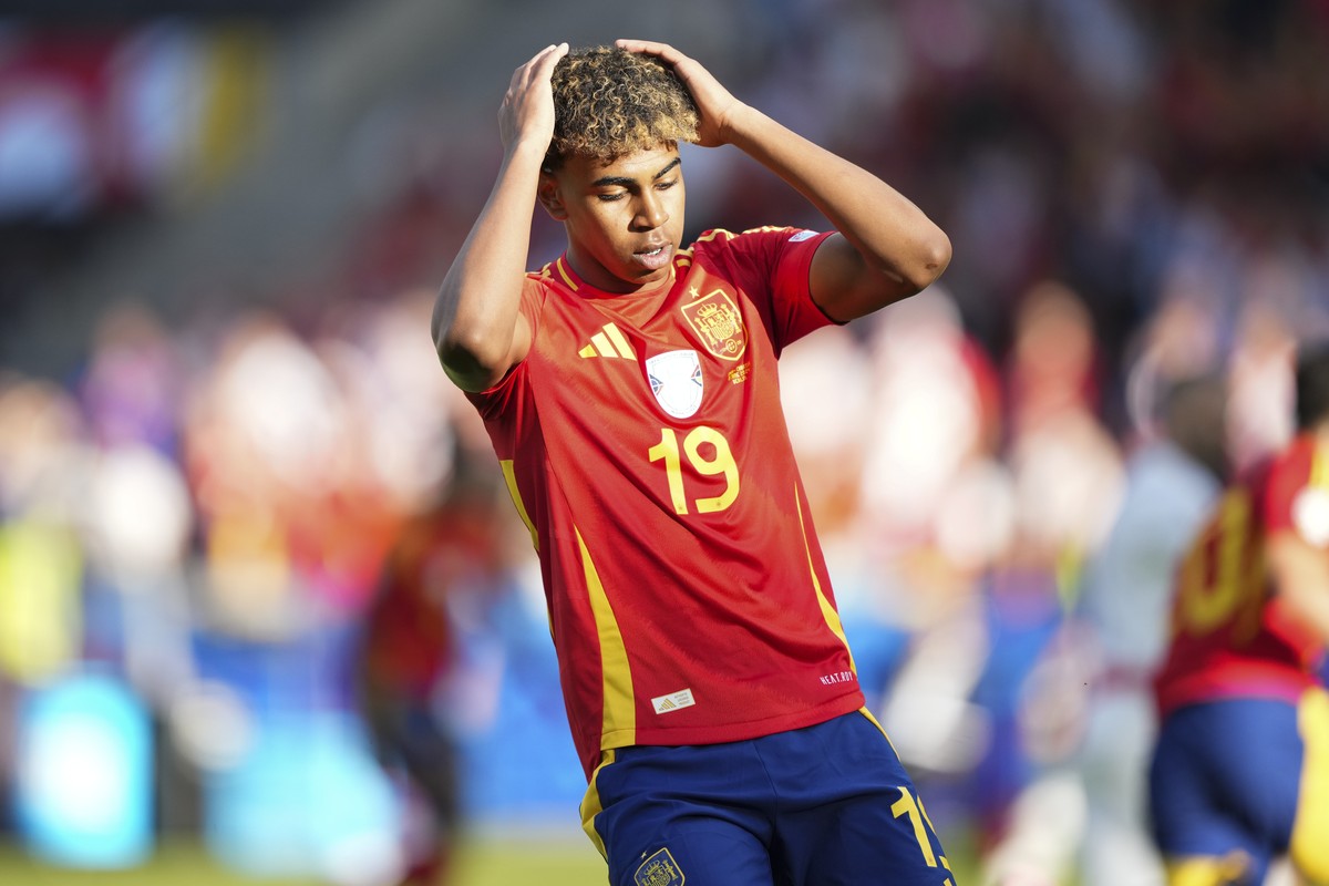 Spain's Lamine Yamal reacts after missing a chance to score during a Group B match between Spain and Croatia at the Euro 2024 soccer tournament in Berlin, Germany, Saturday, June 15, 2024. (AP Ph ...