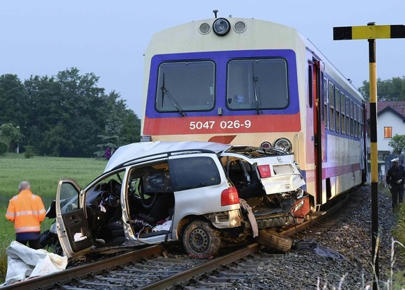 Der Unfall ereignete sich um 19.00 Uhr&nbsp;– ein ÖBB-Zug stiess mit einem Minivan zusammen.