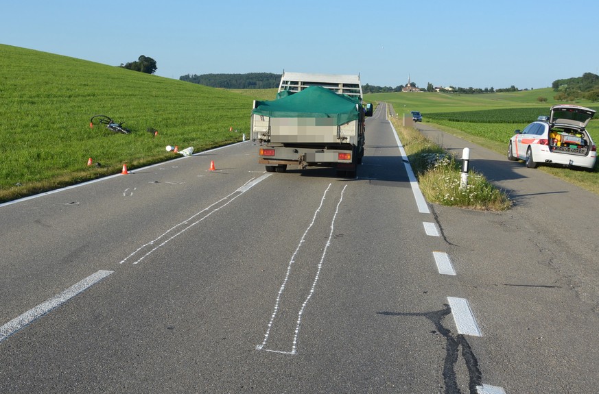 HANDOUT - Die Unfallstelle eines toedlichen Verkehrsunfalls im Lommis, am Donnerstag, 4. Juli 2019. Ein 32-jähriger Lieferwagenlenker fuhr nach 17.45 Uhr auf der Hauptstrasse in Richtung Affeltrangen. ...