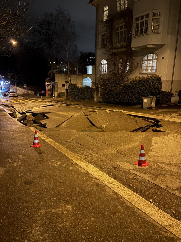 Die Strasse im Zürcher Kreis 6 ist eingebrochen.