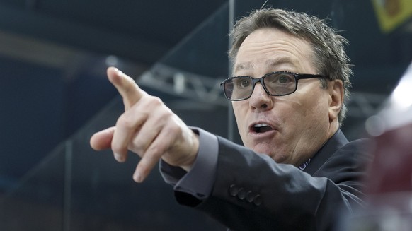 Geneve-Servette&#039;s Head coach Chris McSorley instructs his players, during the game of National League A (NLA) Swiss Championship between Geneve-Servette HC and EV Zug, at the ice stadium Les Vern ...