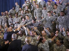 Einmal den Präsidenten berühren, nur einmal! Obama hält zu den Soldaten - wortwörtlich.
