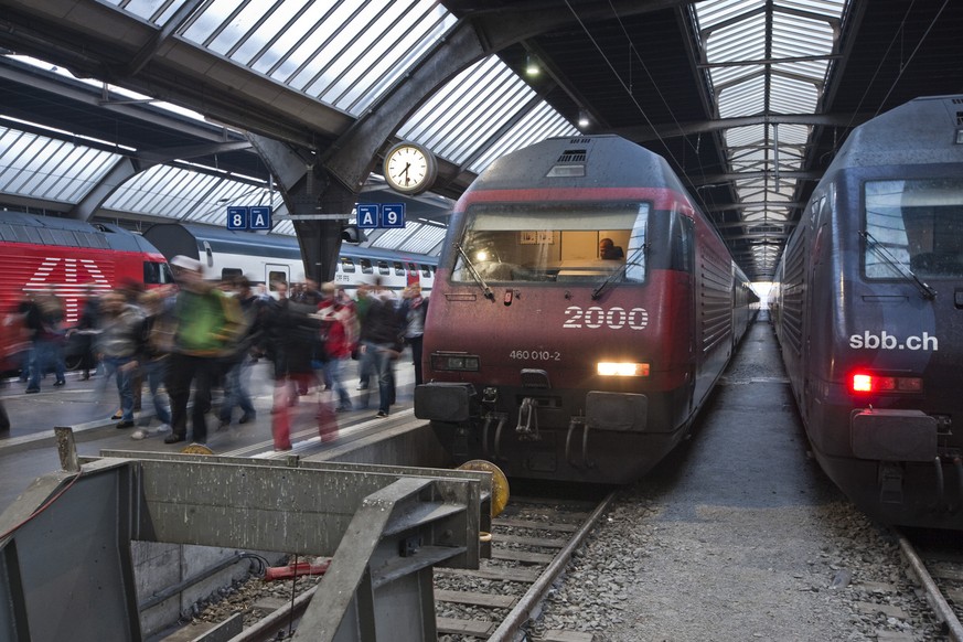 Rail passengers walk through the main train station in Zurich, Switzerland, pictured early in the morning on September 29, 2009. (KEYSTONE/Gaetan Bally)

Reisende gehen am 29. September 2009 morgens d ...