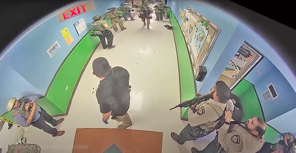 Immer mehr Polizisten im Schulhaus, doch lange Zeit greift keiner ein.