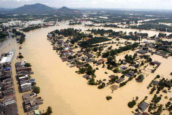 epa02669315 A photo made available on 04 April 2011 shows an aerial view of houses are inundated at the flooded province of Surat Thani, southern Thailand, 03 April 2011. Floods and mudslides triggere ...