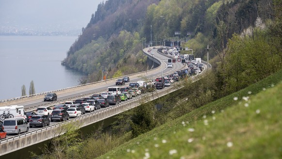 epa09891433 Cars and coaches heading south stand still in a traffic jam on the highway A2 between Amsteg and Beckenried on Good Friday, Switzerland, 15 April 2022. The traffic jam reached a maximum le ...