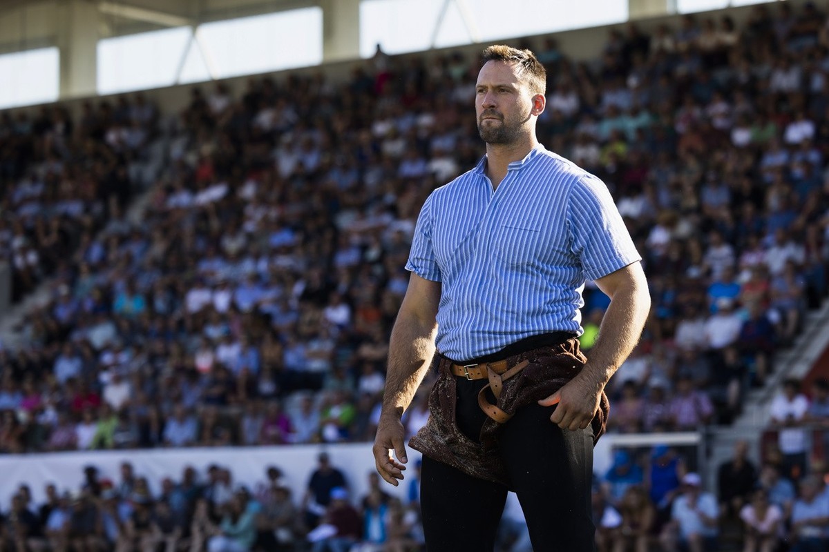 Kilian Wenger vor seinem ersten Gang gegen Patrick Raebmatter, beim Berner Kantonalen Schwingfest, am Sonntag, 17. Juli 2022 in der Stockhorn Arena in Thun. (KEYSTONE/Peter Klaunzer)