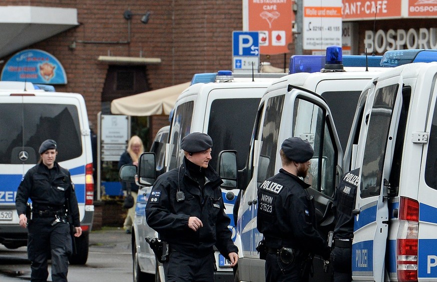 epa05838406 German Police on duty in front of the hospital Neuwerk &#039;Maria von den Aposteln&#039; in Moenchengladbach, Germany, 09 March 2017. German police were still searching for 19 year old Ma ...