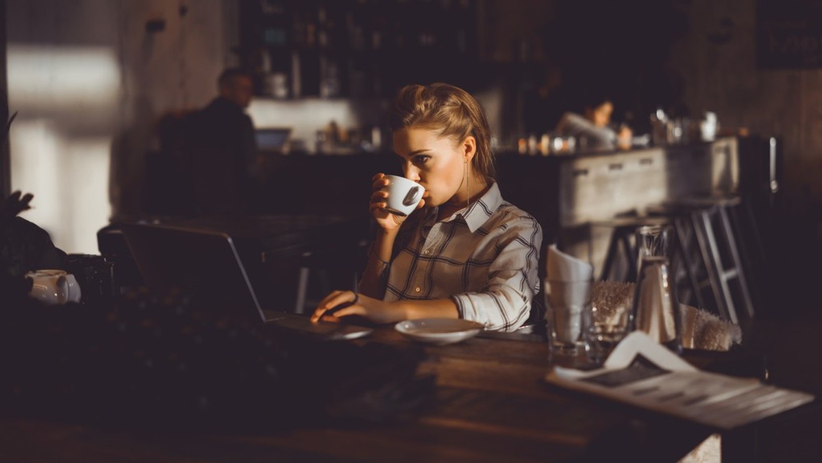 Frau trinkt Kaffee in einer Bar.