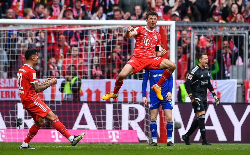 epa10624936 Thomas Mueller (C) of FC Bayern Munich celebrates after scoring the opening goal during the German Bundesliga soccer match between FC Bayern Munich and FC Schalke 04 in Munich, Germany, 13 ...