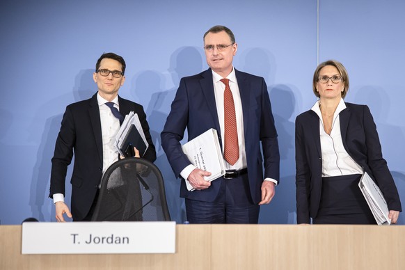 epa10538283 Swiss National Bank&#039;s (SNB) Chairman of the Governing Board Thomas Jordan (C), Vice Chairman of the Governing Board Martin Schlegel (L) and Member of the Governing Board Andrea Maechl ...