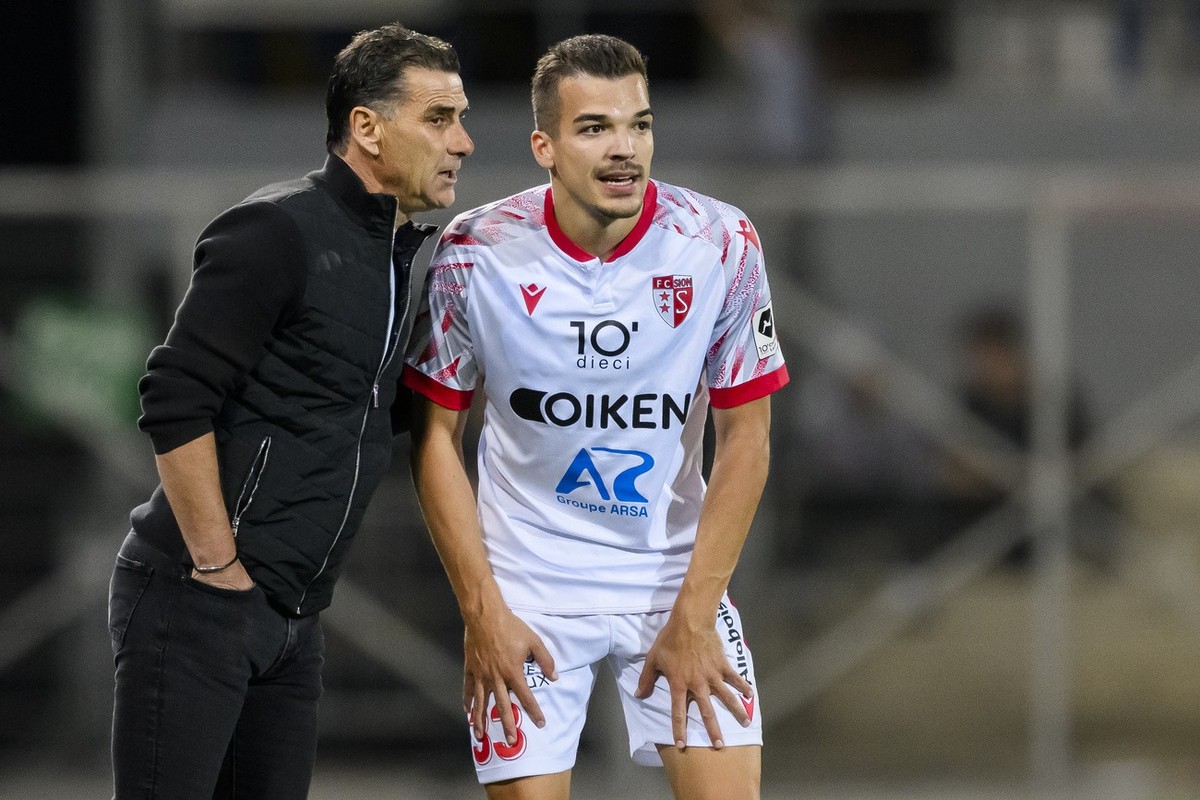 L'entraineur du FC Sion Didier Tholot, parle avec le milieu valaisan Kevin Bua, droite, lors de la rencontre de football de Challenge League entre FC Sion et FC Wil le vendredi 6 octobre 2023 au  ...