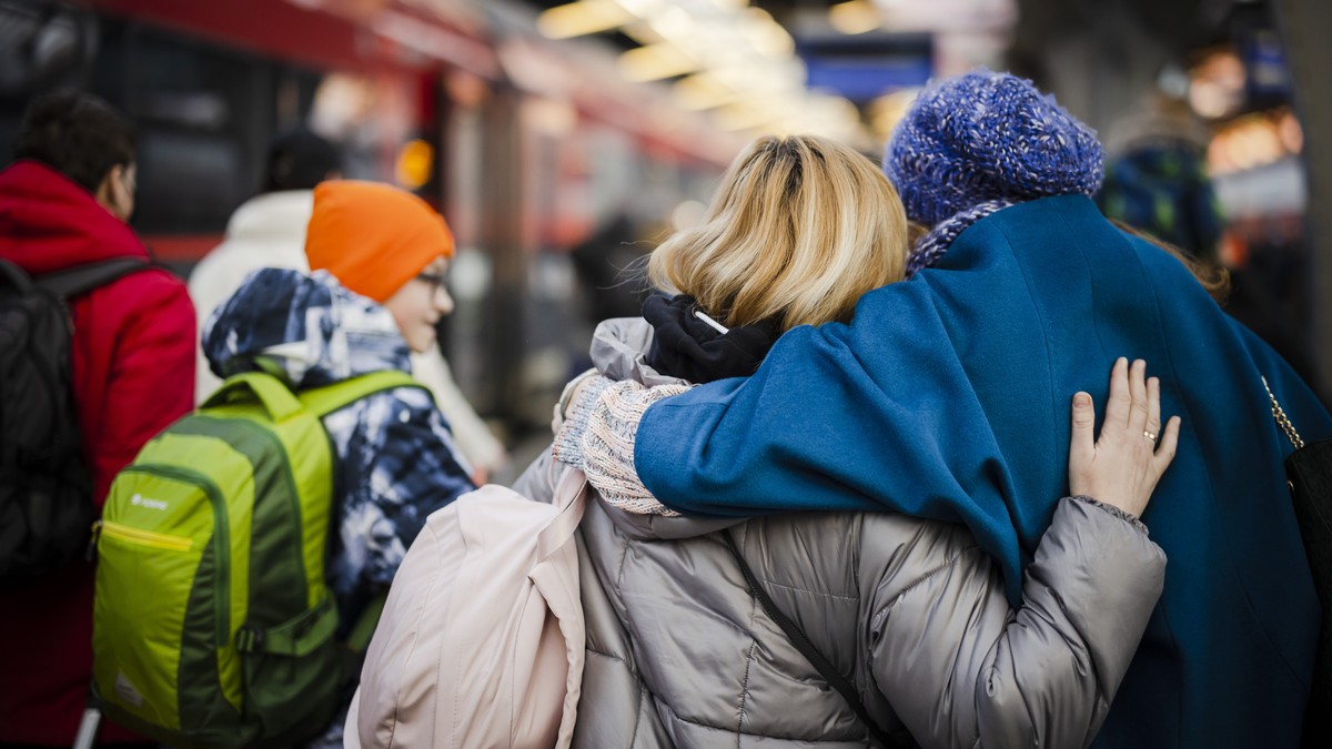 A woman from Ukraine is welcomed after her arrival with her family at Zurich's central station, following Russia's invasion of Ukraine, in Zurich, Switzerland on March 9, 2022. (KEYSTONE/Mic ...