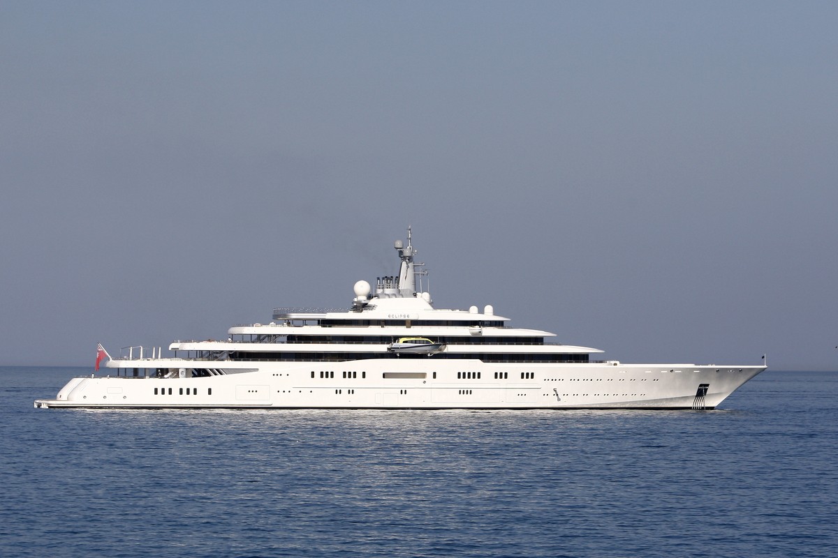 World's bigger yacht, "Eclipse" owned by Russian businessman Roman Abramovitch lies at anchor on August 22, 2011 in Antibes' bay, southeastern France. AFP PHOTO SEBASTIEN NOGIER (P ...