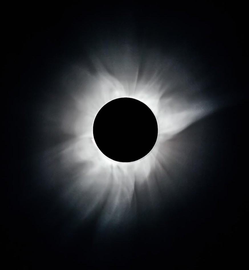 Die Solar Corona während einer totalen Sonnenfinsternis am 9. März 2016. Eine Beobachtung aus der Insel Tidore, Indonesien.