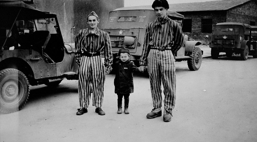 Joseph Schleifstein mit zwei anderen KZ-Häftlingen nach der Befreiung.