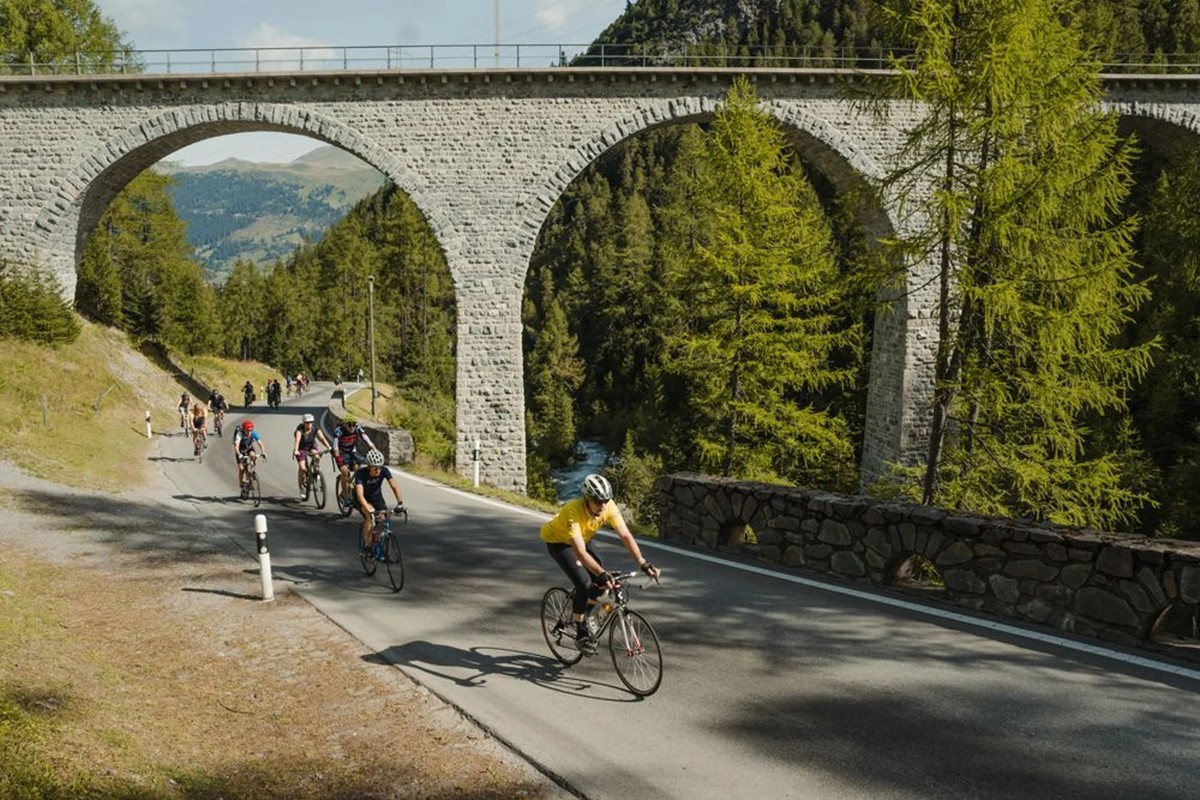 Des cyclistes profitent ici d'une balade sur le col de l'Albula, dans les Grisons, loin de la circulation automobile.