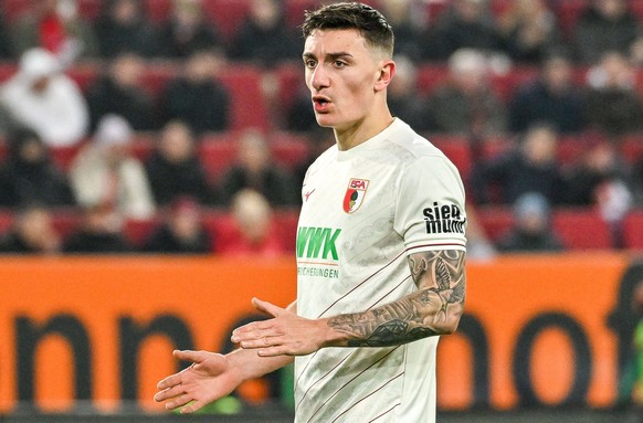 GER, 1. FBL, FC Augsburg vs RB Leipzig / 14.02.2025, WWK-Arena, Augsburg, GER, 1. FBL, FC Augsburg vs RB Leipzig, im Bild Cedric Zesiger FC Augsburg, 16 *** GER, 1 FBL, FC Augsburg vs RB Leipzig 14 02 ...