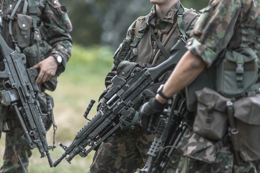 ZUR ARMEEBOTSCHAFT 2018, STELLEN WIR IHNEN HEUTE, 20. MAERZ 2018, FOLGENDES BILDMATERIAL ZUR VERFUEGUNG - Grenadier recruits carry Minimis (light machine guns, LMg 05), pictured during an exercize wit ...
