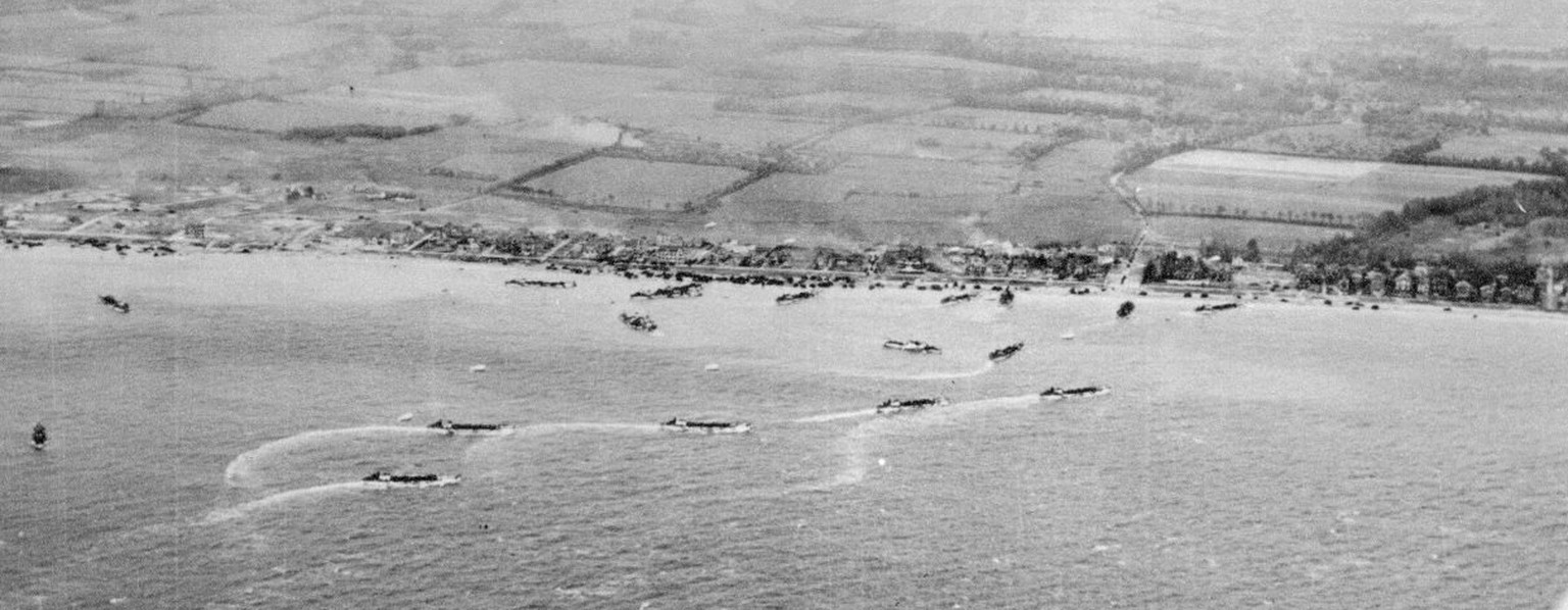 Luftaufnahme eines Strands in der Normandie am D-Day.