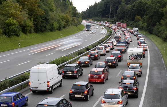 Nach mehreren Verkehrsunfaellen staut sich der Verkehr auf der A1 zwischen Baden und Winterthur auf ca 30 Kilometer, am Freitag, 29. August 2014, aufgenommen bei Effretikon. (KEYSTONE/Steffen Schmidt)