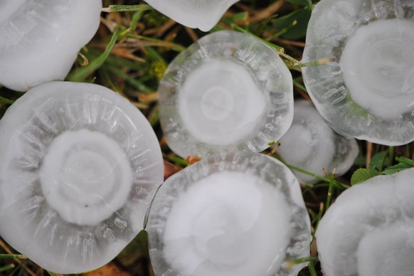 Les grêlons peuvent atteindre plusieurs centimètres de diamètre.