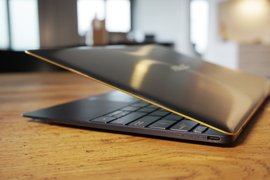 Das Design ist auf den ersten Blick eine dreiste MacBook-Kopie. Im Detail unterscheiden sich die beiden Laptops aber schon, wie das nächste Bild zeigt.