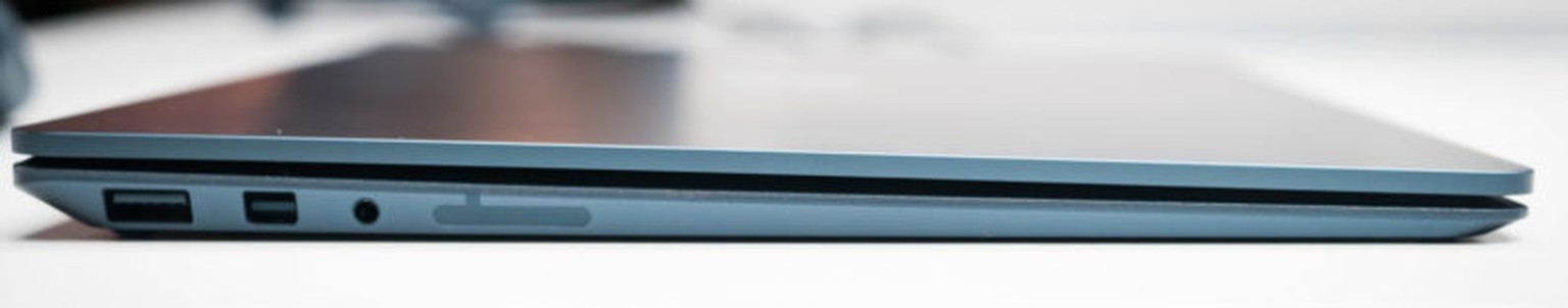 Der Surface Laptop in Kobaltblau. Insgesamt gibt es vier Farben.
