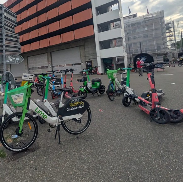 WM 2026: E-Trottis und E-Bikes vor dem Pfingstweid-Parkhaus