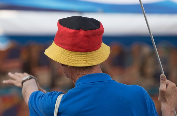 Ein Mann mit Deutschland-Hut bei einer AfD-Veranstaltung in Sachsen.