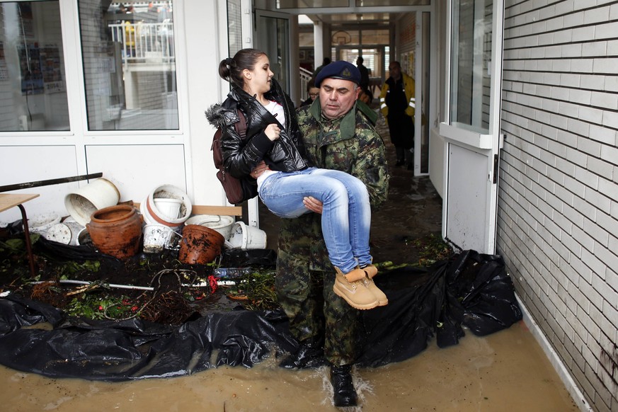 Soldaten evakuierten Schüler in Obrenovac, Serbien.