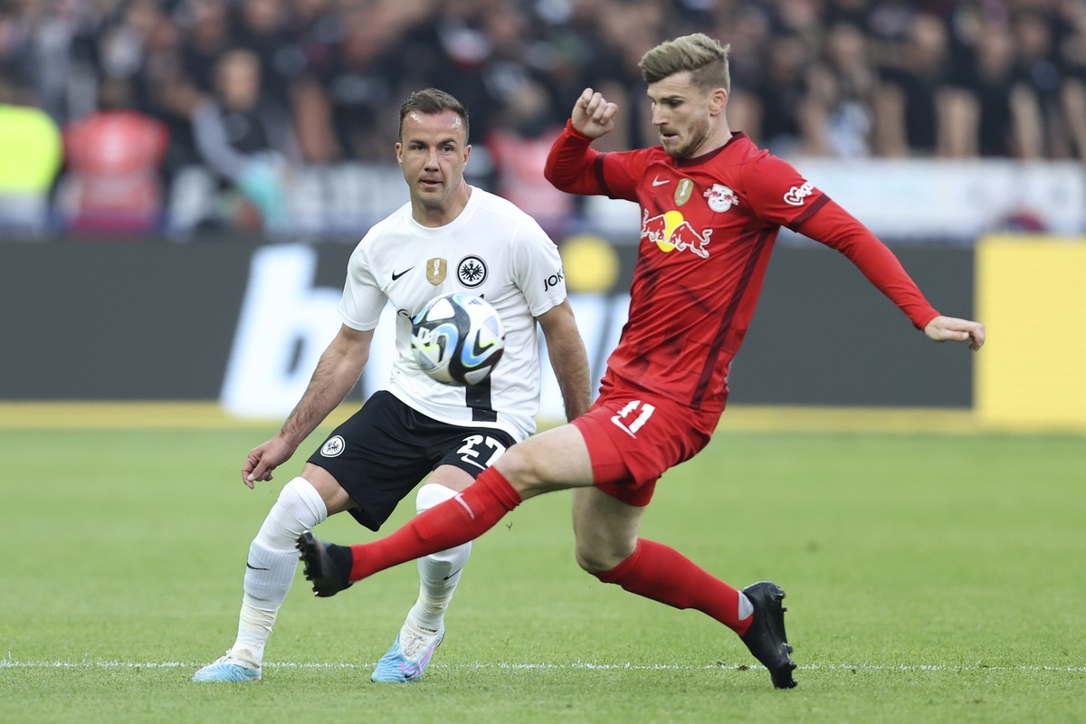 Leipzig's Timo Werner, right, challenges for the ball with Frankfurt's Mario Goetze during the German soccer cup, DFB Pokal, final match between RB Leipzig and Eintracht Frankfurt at Olympia ...